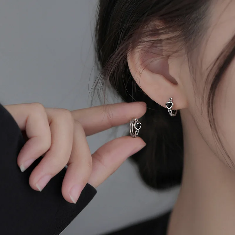 Simplified black heart-shaped ear ring 2025 new trendy retro niche design cool style jewelry
Simplified black heart-shaped ear ring 2025 new trendy retro niche design cool style jewelry
