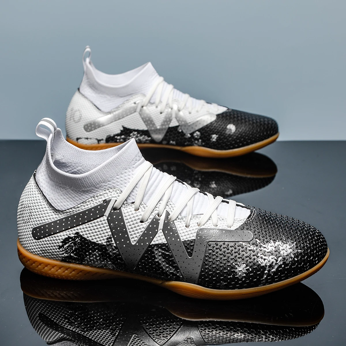 High-top indoor flat-soled football shoes for five-a-side, designed for professional training, suitable for both men and women.
High-top indoor flat-soled football shoes for five-a-side, designed for professional training, suitable for both men and women.