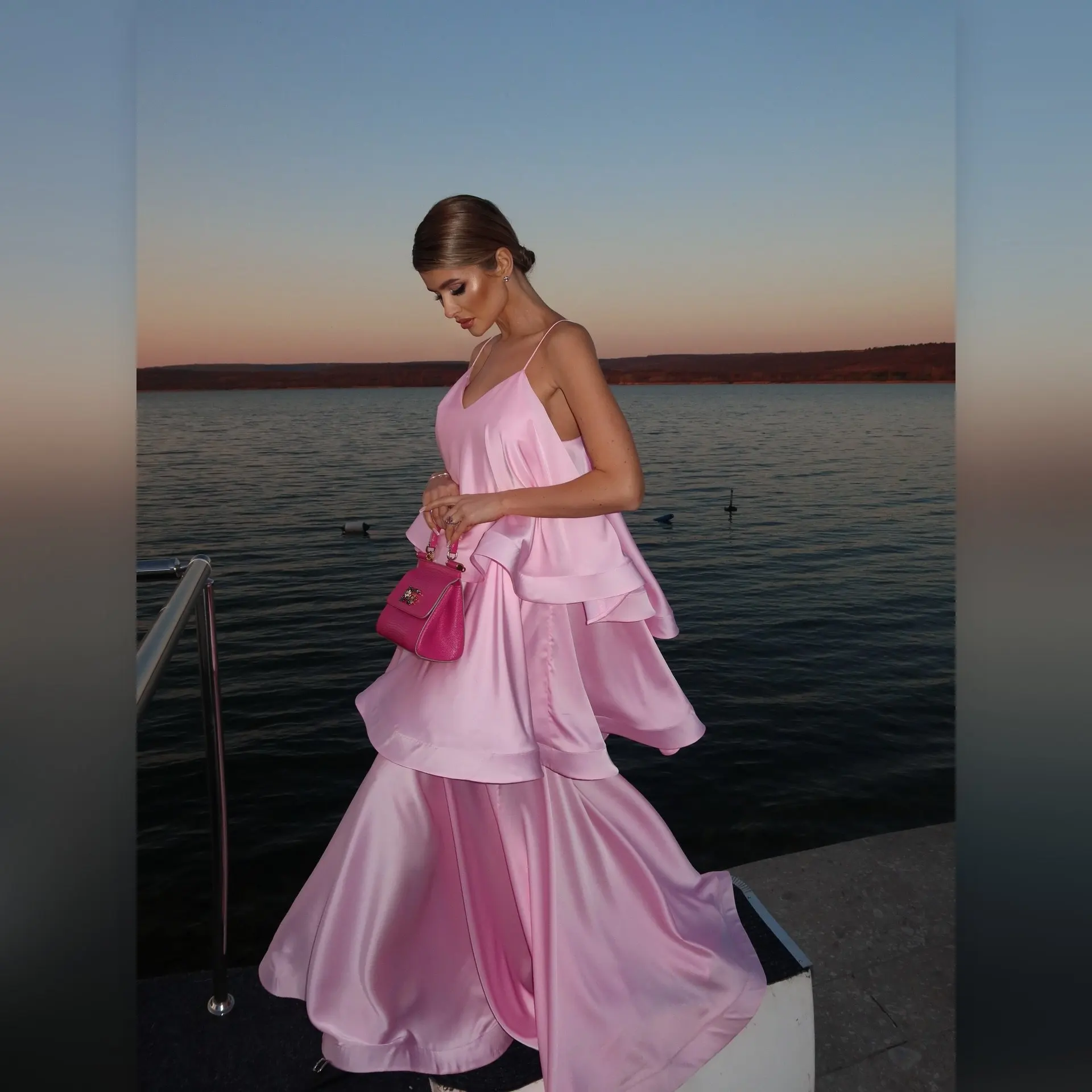 2026 New Fashion Women's Elegant Pink V Neck Layered Ruffle Floor Length Dress Summer Formal Party Evening Wedding Guest Gowns
2026 New Fashion Women's Elegant Pink V Neck Layered Ruffle Floor Length Dress Summer Formal Party Evening Wedding Guest Gowns