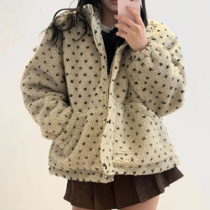 Шикарное осенне-зимнее пальто с воротником из меха ягненка, женское пальто с воротником-стойкой в форме сердца, повседневная одежда в стиле ретро
Шикарное осенне-зимнее пальто с воротником из меха ягненка, женское пальто с воротником-стойкой в форме сердца, повседневная одежда в стиле ретро