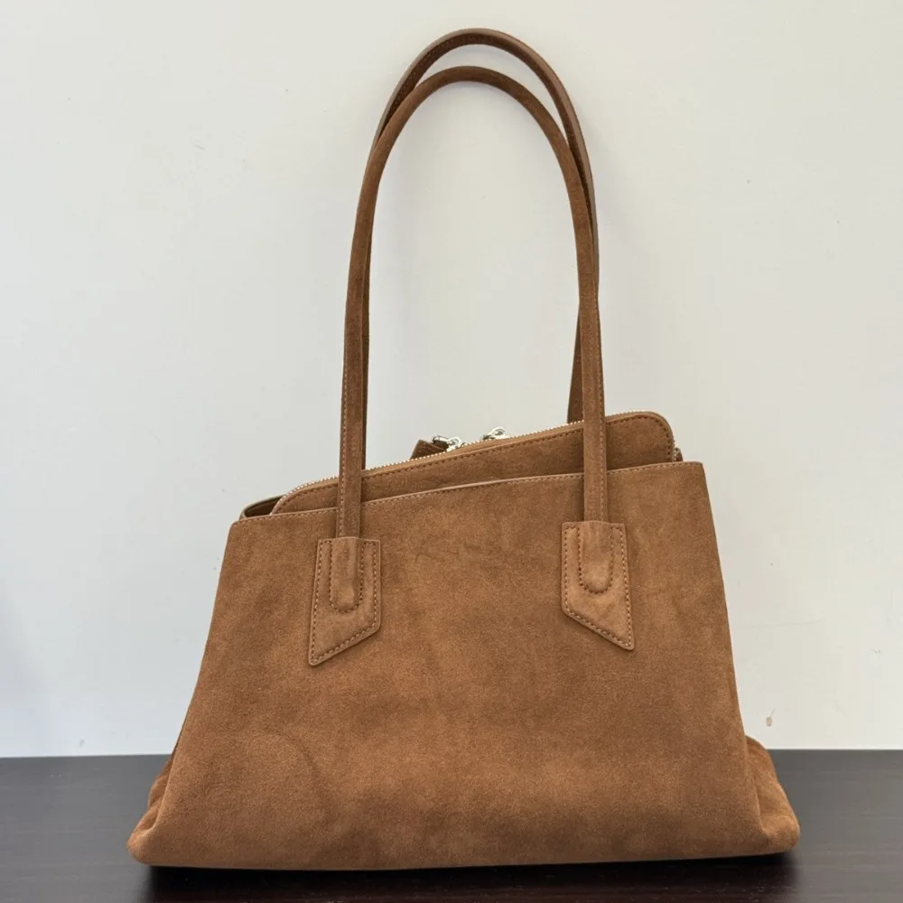 2025 New Matte Cowhide Handbag Single Shoulder Underarm Bag Niche Design Sense Large Capacity Fashion Leather Women's Bag 
2025 New Matte Cowhide Handbag Single Shoulder Underarm Bag Niche Design Sense Large Capacity Fashion Leather Women's Bag