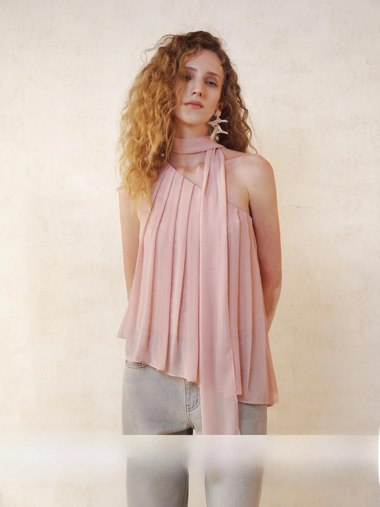 Handmade Lace Sleeveless Top Asymmetrical Shoulder Design Polyester Fiber Loose Fit Outerwear Hanging Neck Style Regular Length
Handmade Lace Sleeveless Top Asymmetrical Shoulder Design Polyester Fiber Loose Fit Outerwear Hanging Neck Style Regular Length