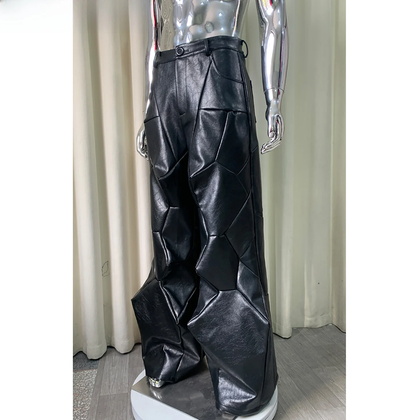 Мужские свободные ветрозащитные брюки из черной искусственной кожи с широкими штанинами, молодежный стиль, декоративные элементы, модный однотонный дизайн
Мужские свободные ветрозащитные брюки из черной искусственной кожи с широкими штанинами, молодежный стиль, декоративные элементы, модный однотонный дизайн