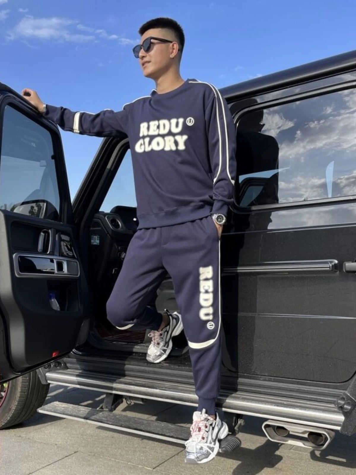 Осенний новый мужской свитшот и брюки, комплект с круглым принтом, одинаковый комплект из двух предметов для пары, повседневная спортивная одежда
Осенний новый мужской свитшот и брюки, комплект с круглым принтом, одинаковый комплект из двух предметов для пары, повседневная спортивная одежда