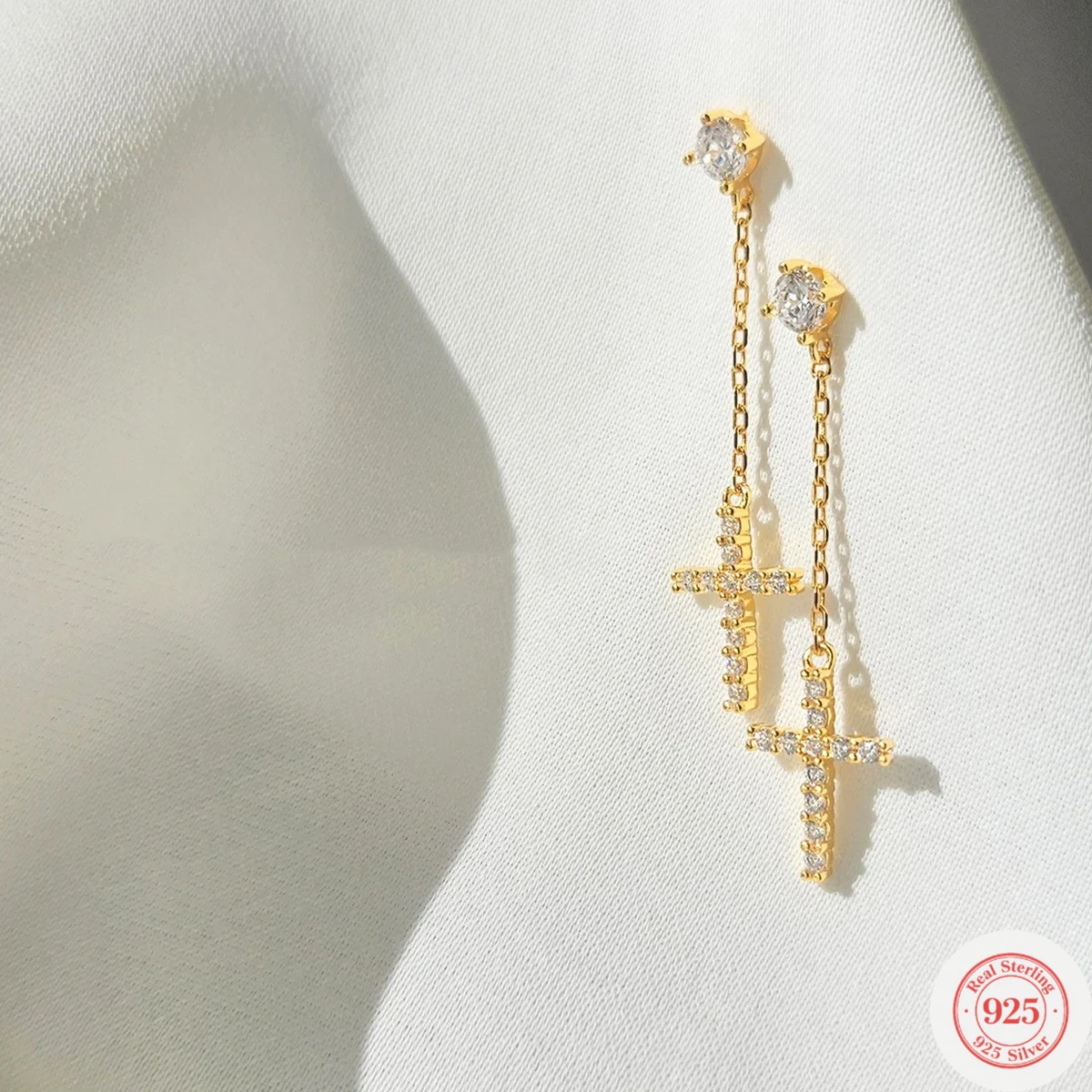 Женские серьги с кисточками из стерлингового серебра 925 пробы с золотым крестом, инкрустированные бриллиантами — изысканные и нишевые повседневные блестящие серьги. Они
Женские серьги с кисточками из стерлингового серебра 925 пробы с золотым крестом, инкрустированные бриллиантами — изысканные и нишевые повседневные блестящие серьги. Они