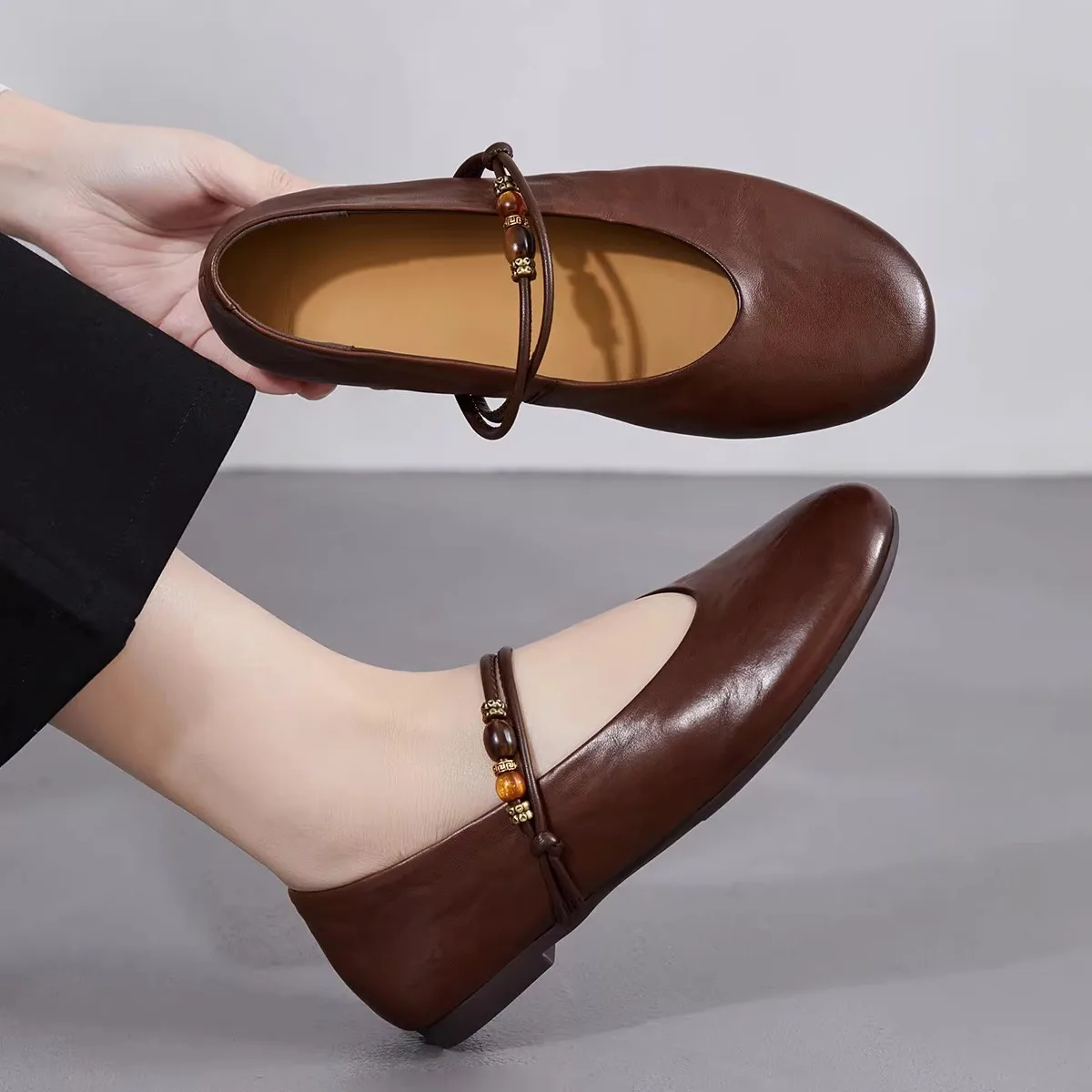 Vintage Beaded Single Strap Mary Jane Shoes Women's New Style Leather Fashion Flat Heel round Toe Rubber Bottom Casual Shoes
Vintage Beaded Single Strap Mary Jane Shoes Women's New Style Leather Fashion Flat Heel round Toe Rubber Bottom Casual Shoes