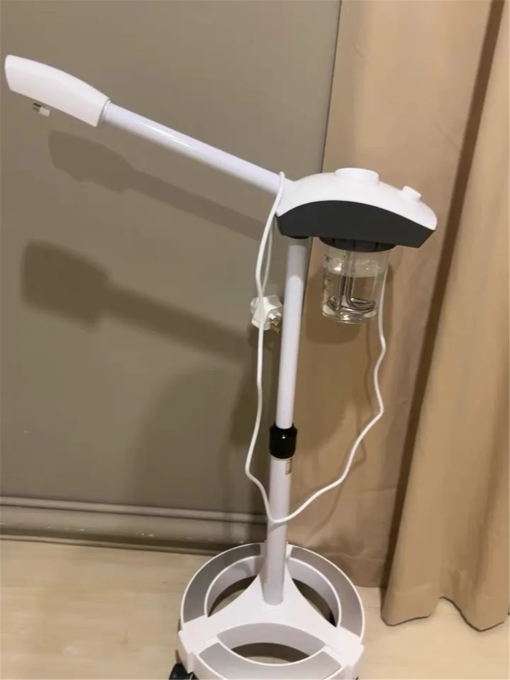 Ozone Facial Steamer Warm Mist Sprayer for Deep Skin Cleansing Hydrating Whitening Face Spa Steamer for Home Salon Use
Ozone Facial Steamer Warm Mist Sprayer for Deep Skin Cleansing Hydrating Whitening Face Spa Steamer for Home Salon Use