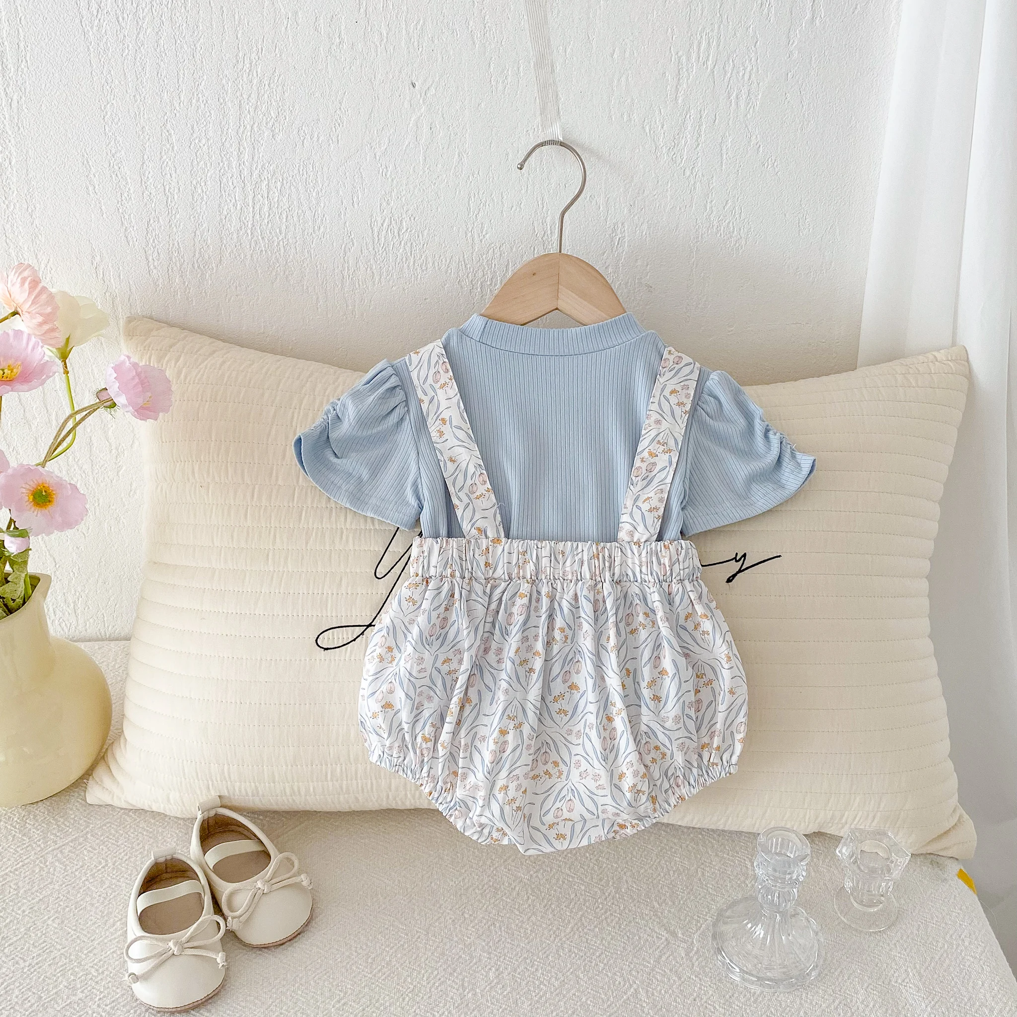 Girls'summer outfit - super stylish and adorable baby girl waistcoat pants set in a lightweight style
Girls'summer outfit - super stylish and adorable baby girl waistcoat pants set in a lightweight style