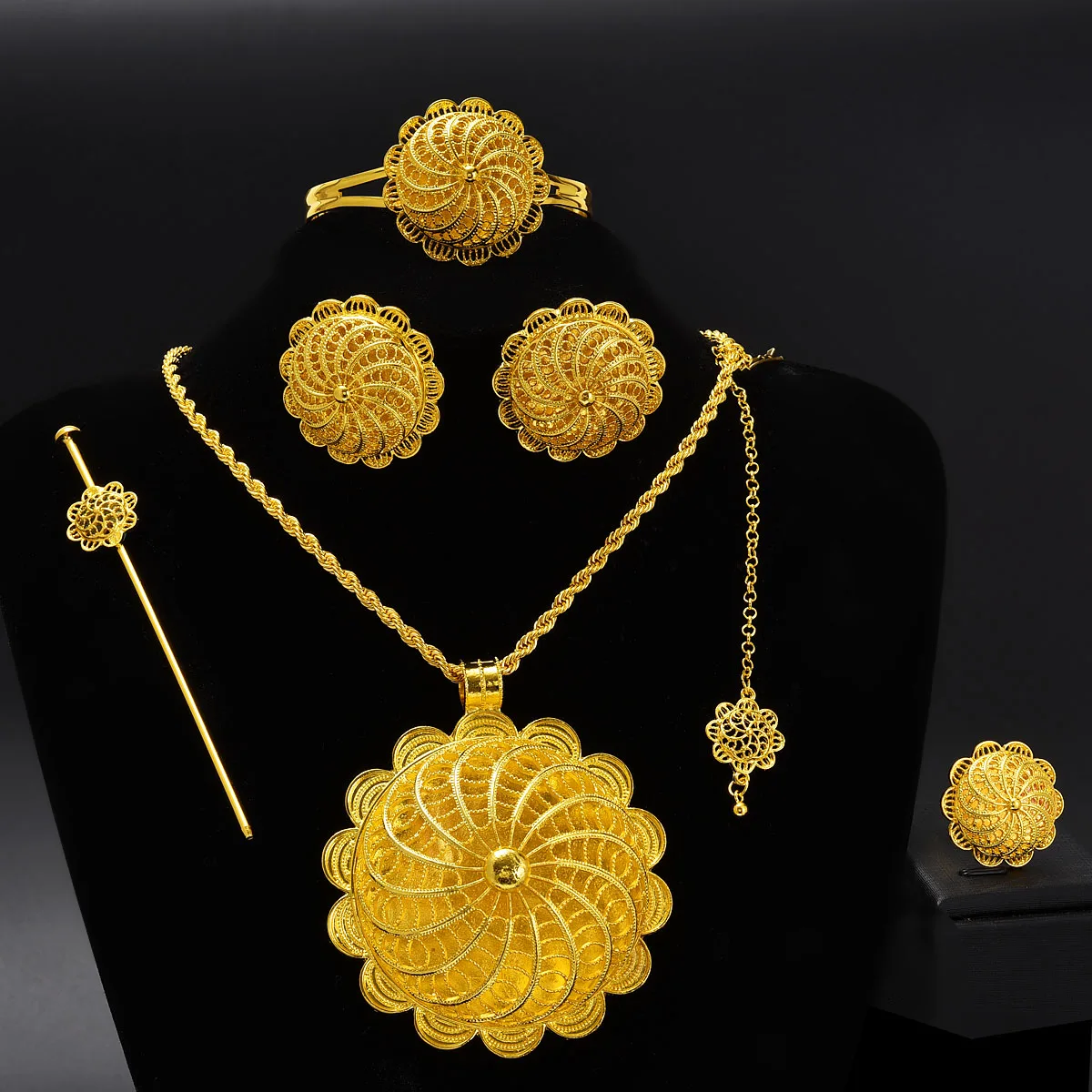 Эфиопские комплекты ювелирных изделий золотого цвета, большой кулон, ожерелье, серьги, браслет, кольца, циклонный дизайн, ювелирные изделия, подарок невесты, свадебная вечеринка
Эфиопские комплекты ювелирных изделий золотого цвета, большой кулон, ожерелье, серьги, браслет, кольца, циклонный дизайн, ювелирные изделия, подарок невесты, свадебная вечеринка