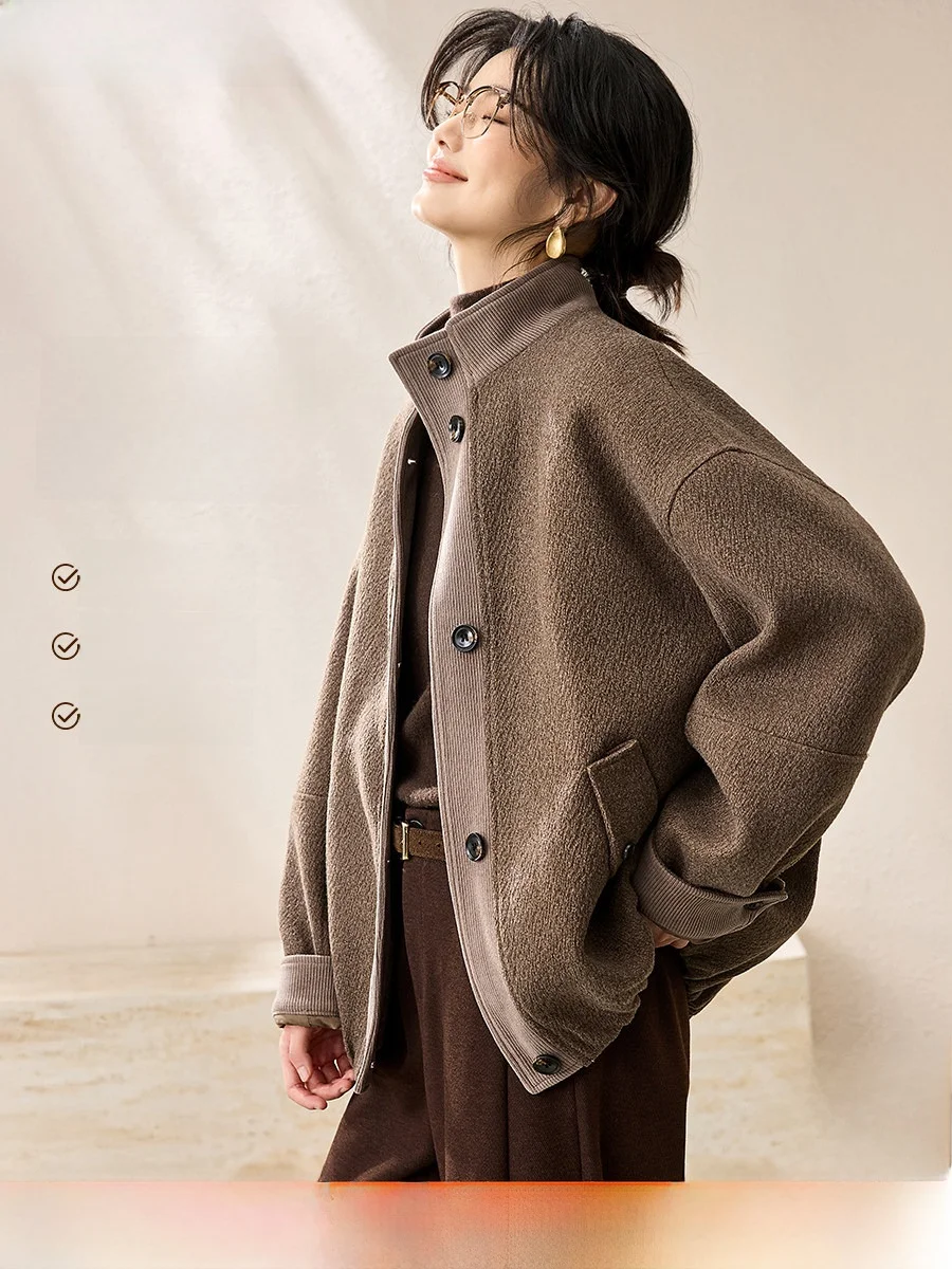 Женская офисная куртка из шерстяной смеси с драпировкой на плечах, воротником-стойкой и вставками, короткий рукав
Женская офисная куртка из шерстяной смеси с драпировкой на плечах, воротником-стойкой и вставками, короткий рукав