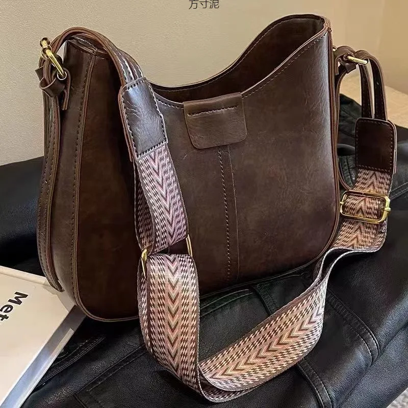 Ladies' new trendy and fashionable crossbody bag, retro style, this year's popular broadband single shoulder bucket bag
Ladies' new trendy and fashionable crossbody bag, retro style, this year's popular broadband single shoulder bucket bag