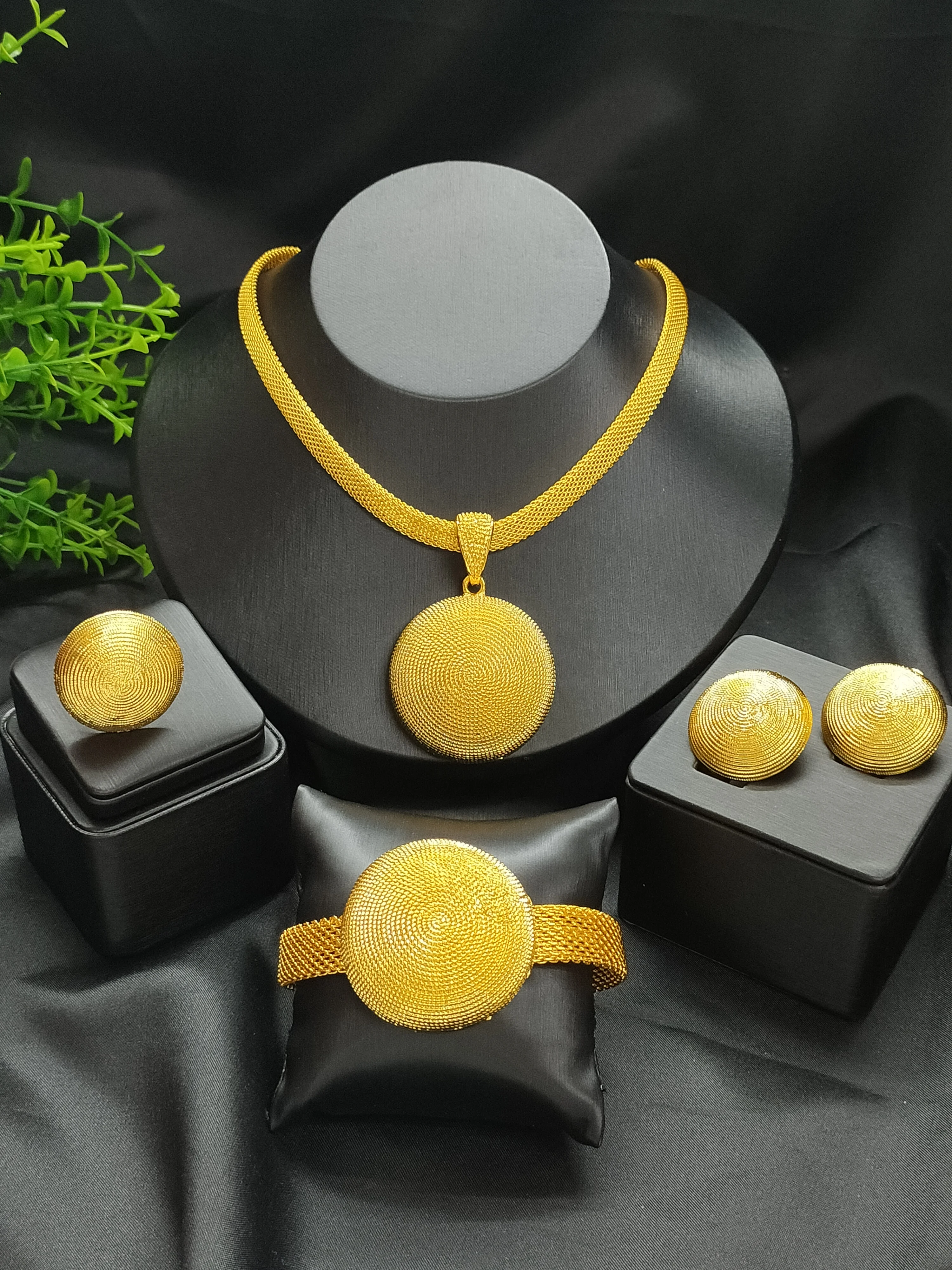 Luxury Dubai Gold Color Jewelry Set For Women Arabic Charm Nigerian Wedding Jewelry Party Gifts
Luxury Dubai Gold Color Jewelry Set For Women Arabic Charm Nigerian Wedding Jewelry Party Gifts