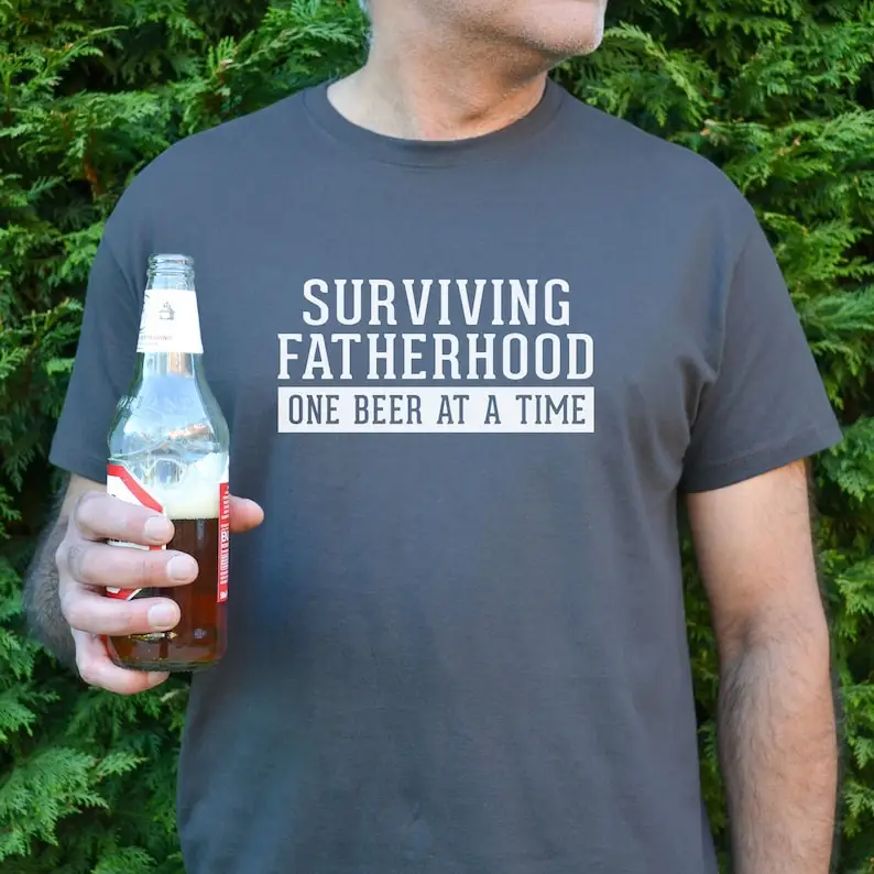Мужская футболка Surviving Fatherhood, футболка для папы, подарок на день отца, футболка на день отца, футболка Dad Beer
Мужская футболка Surviving Fatherhood, футболка для папы, подарок на день отца, футболка на день отца, футболка Dad Beer