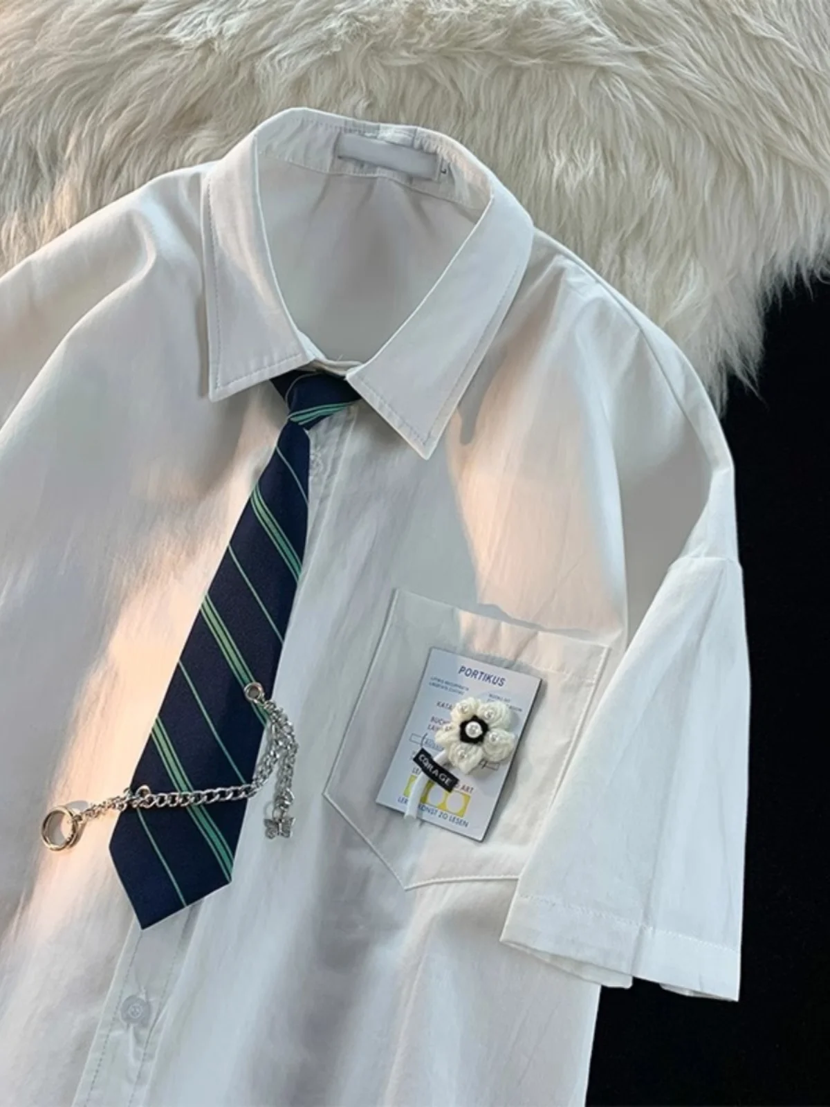 Белая рубашка большого размера для мужчин и женщин, летняя, парная, с уникальным японским дизайном, с длинными рукавами, свободного кроя, молодежная, модная
Белая рубашка большого размера для мужчин и женщин, летняя, парная, с уникальным японским дизайном, с длинными рукавами, свободного кроя, молодежная, модная