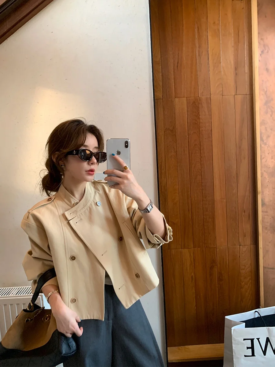 MUKOK 100% Cotton Khaki British Style Women's Short Jacket Double Row Buttons Casual Stand Collar Commute Fashion Cotton Coat
MUKOK 100% Cotton Khaki British Style Women's Short Jacket Double Row Buttons Casual Stand Collar Commute Fashion Cotton Coat