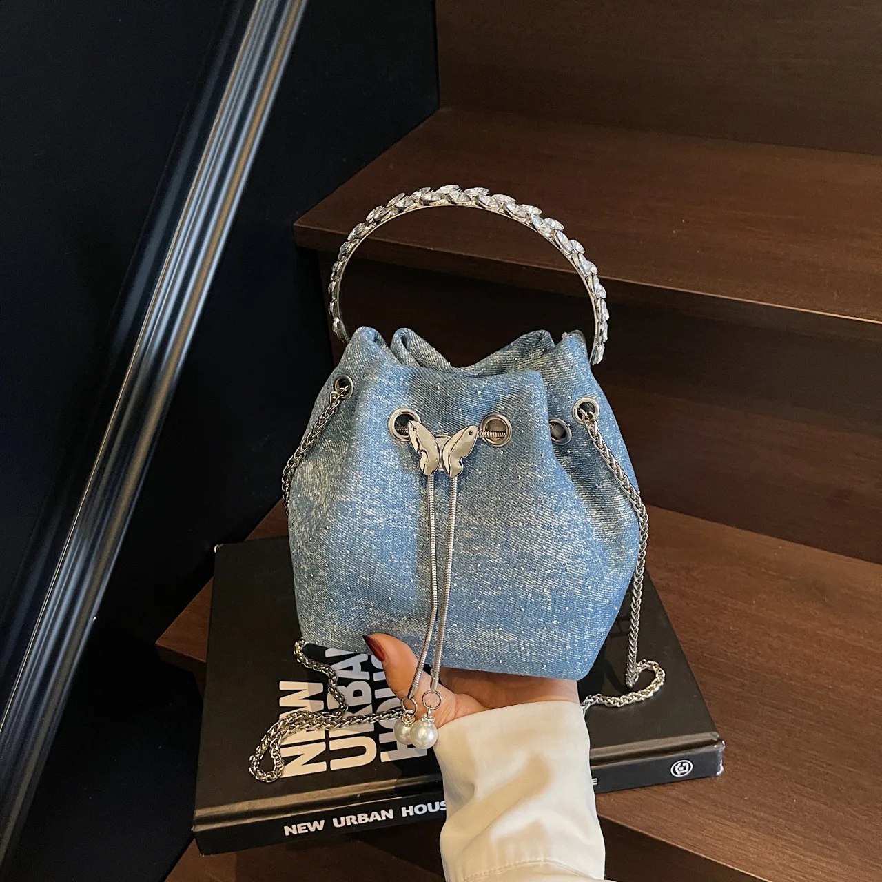 2025 Новая женская нишевая дизайнерская сумка — стильная плиссированная тканая сумка-облако премиум-класса, плечо/через плечо
2025 Новая женская нишевая дизайнерская сумка — стильная плиссированная тканая сумка-облако премиум-класса, плечо/через плечо