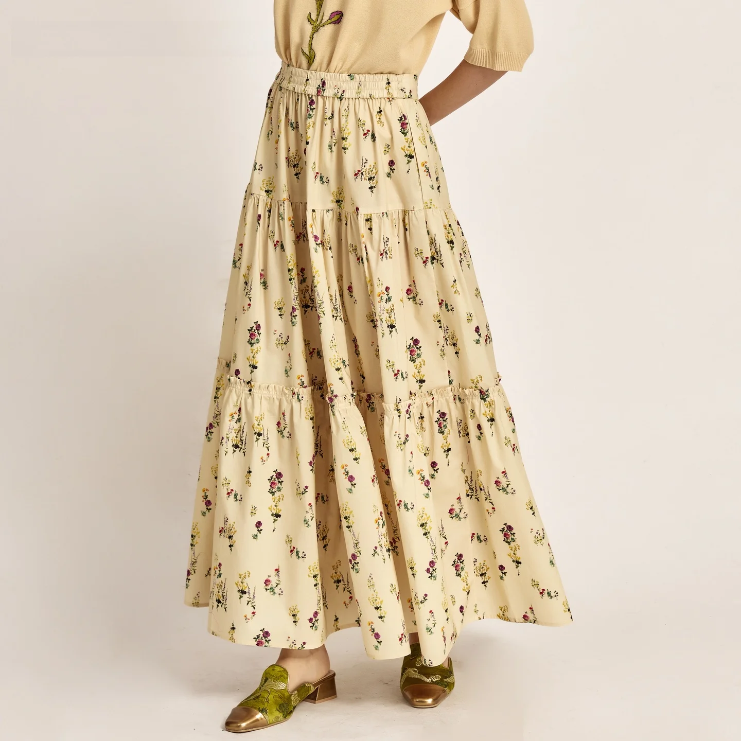 Новая женская юбка миди А-силуэта из теплого желтого хлопка с цветочным принтом, с завышенной талией, свободного кроя, удобная для повседневной носки.
Новая женская юбка миди А-силуэта из теплого желтого хлопка с цветочным принтом, с завышенной талией, свободного кроя, удобная для повседневной носки.