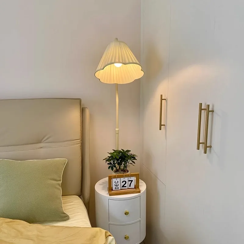 Cream wind bedroom bedside table table lamp integrated living room sofa next to the floor lamp
Cream wind bedroom bedside table table lamp integrated living room sofa next to the floor lamp