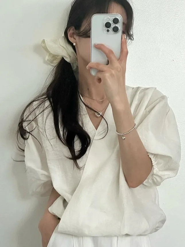 Chic Summer New Loose V-neck Bubble Sleeve Shirt Women's Short Sleeve White Blouse Versatile Style Polyester Fiber Casual Wear
Chic Summer New Loose V-neck Bubble Sleeve Shirt Women's Short Sleeve White Blouse Versatile Style Polyester Fiber Casual Wear
