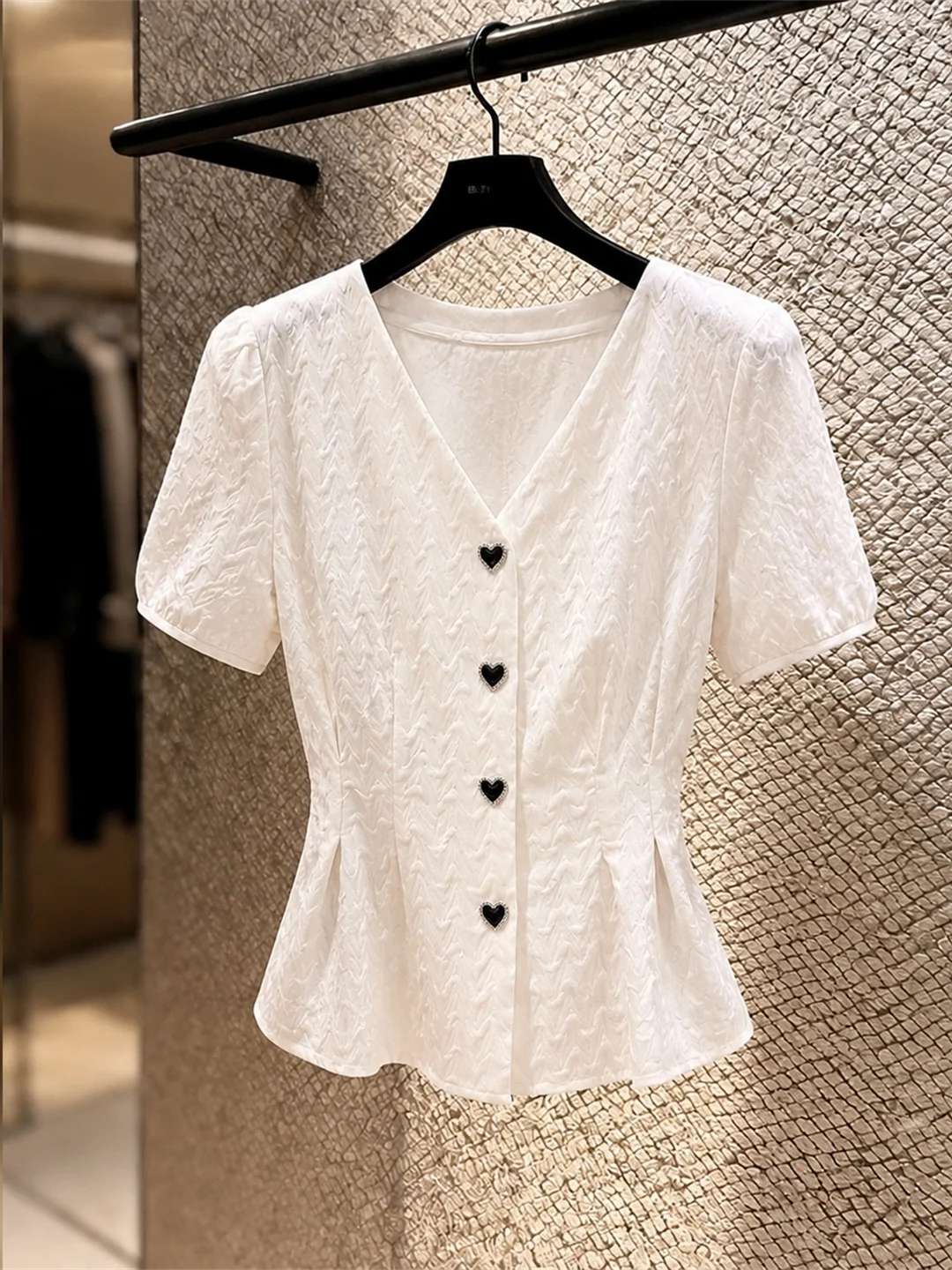 Elegant V-Neck Short Sleeve Shirt Ladylike Style Single Button Luxury Feel Top High-End Sensation Women's Fashion Summer Wear
Elegant V-Neck Short Sleeve Shirt Ladylike Style Single Button Luxury Feel Top High-End Sensation Women's Fashion Summer Wear