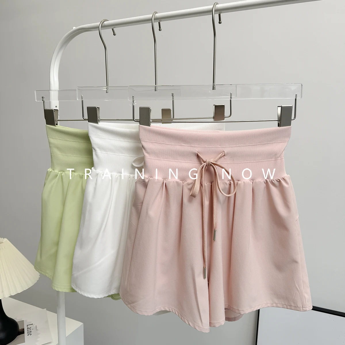 Поддельные спортивные шорты из двух частей для женщин, летние спортивные шорты с высокой талией для похудения в тренажерном зале, скорость бега, сухая одежда для пилатеса, йоги
Поддельные спортивные шорты из двух частей для женщин, летние спортивные шорты с высокой талией для похудения в тренажерном зале, скорость бега, сухая одежда для пилатеса, йоги