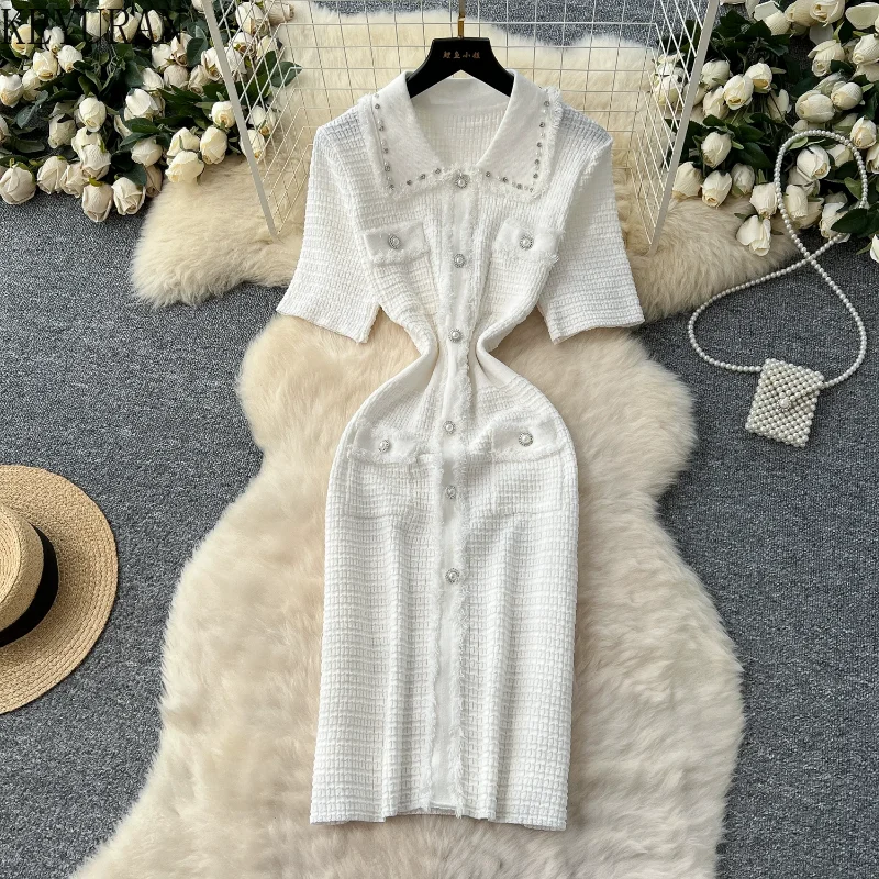 2025 Summer Women Pearls Diamonds Beading Knitted Long Dress Elegant Laple Single-breasted Sweater Dresses Office Lady Vestidos
2025 Summer Women Pearls Diamonds Beading Knitted Long Dress Elegant Laple Single-breasted Sweater Dresses Office Lady Vestidos