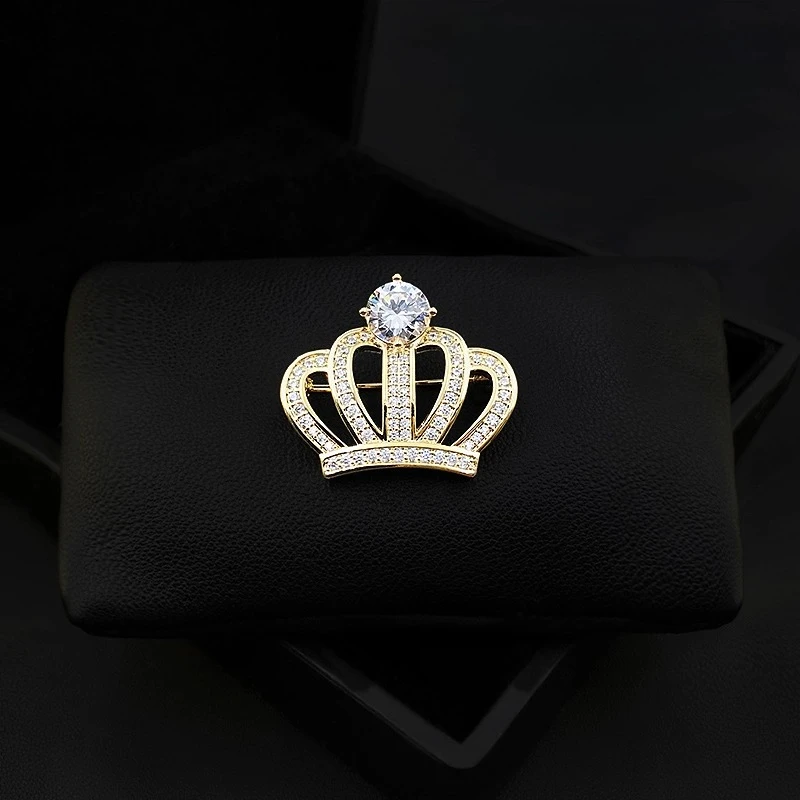 Luxury Royal Crown Brooch for Women Rhinestone Golden Chic Exquisite Suit Uniform Neckline Pin Corsage Clothing Accessories 1970
Luxury Royal Crown Brooch for Women Rhinestone Golden Chic Exquisite Suit Uniform Neckline Pin Corsage Clothing Accessories 1970