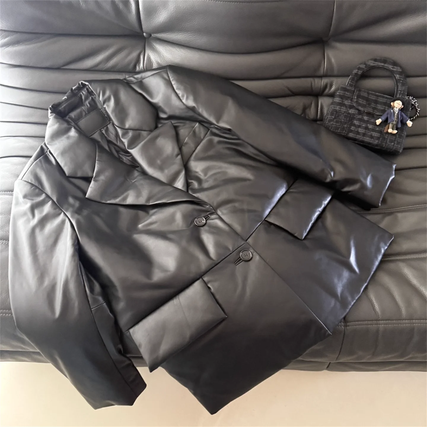 2025 Winter Leather Down Jacket Fashion Women's Sheepskin Jacket Casual Ladies Black Loose Coat
2025 Winter Leather Down Jacket Fashion Women's Sheepskin Jacket Casual Ladies Black Loose Coat