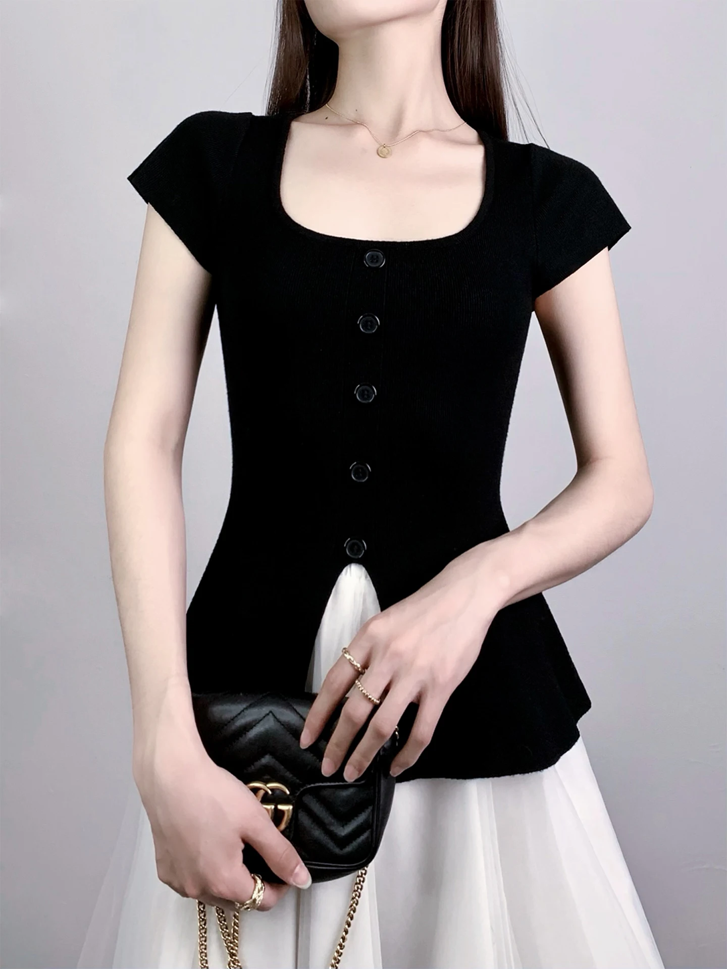 Elegant Black Short Sleeve Knitted Top Women's Fashion Slim Fit Square Collar Button Design Summer New Style T-Shirt
Elegant Black Short Sleeve Knitted Top Women's Fashion Slim Fit Square Collar Button Design Summer New Style T-Shirt