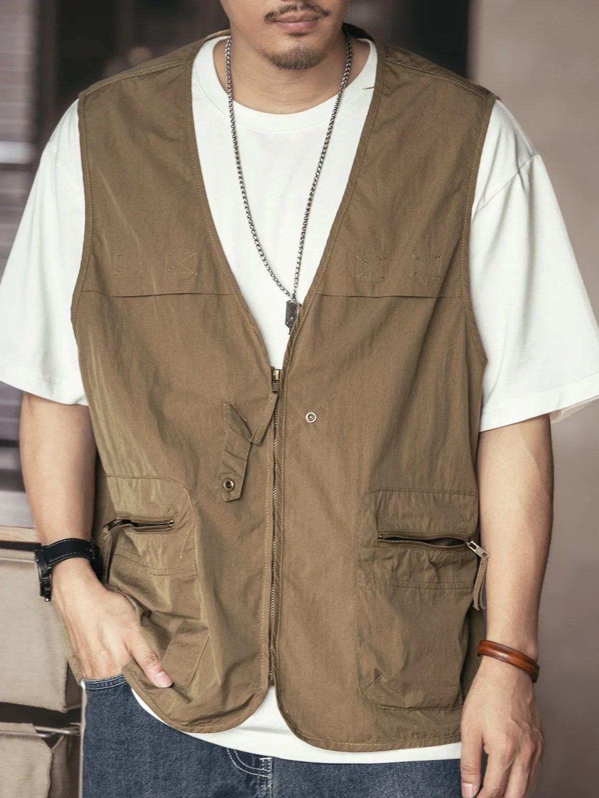 Retro Japanese Sle Men's Summer Thin Svel Vest Outdoor Multi-ket Workwear Jaet Zipper Decoration Casual Outerwear
Retro Japanese Sle Men's Summer Thin Svel Vest Outdoor Multi-ket Workwear Jaet Zipper Decoration Casual Outerwear