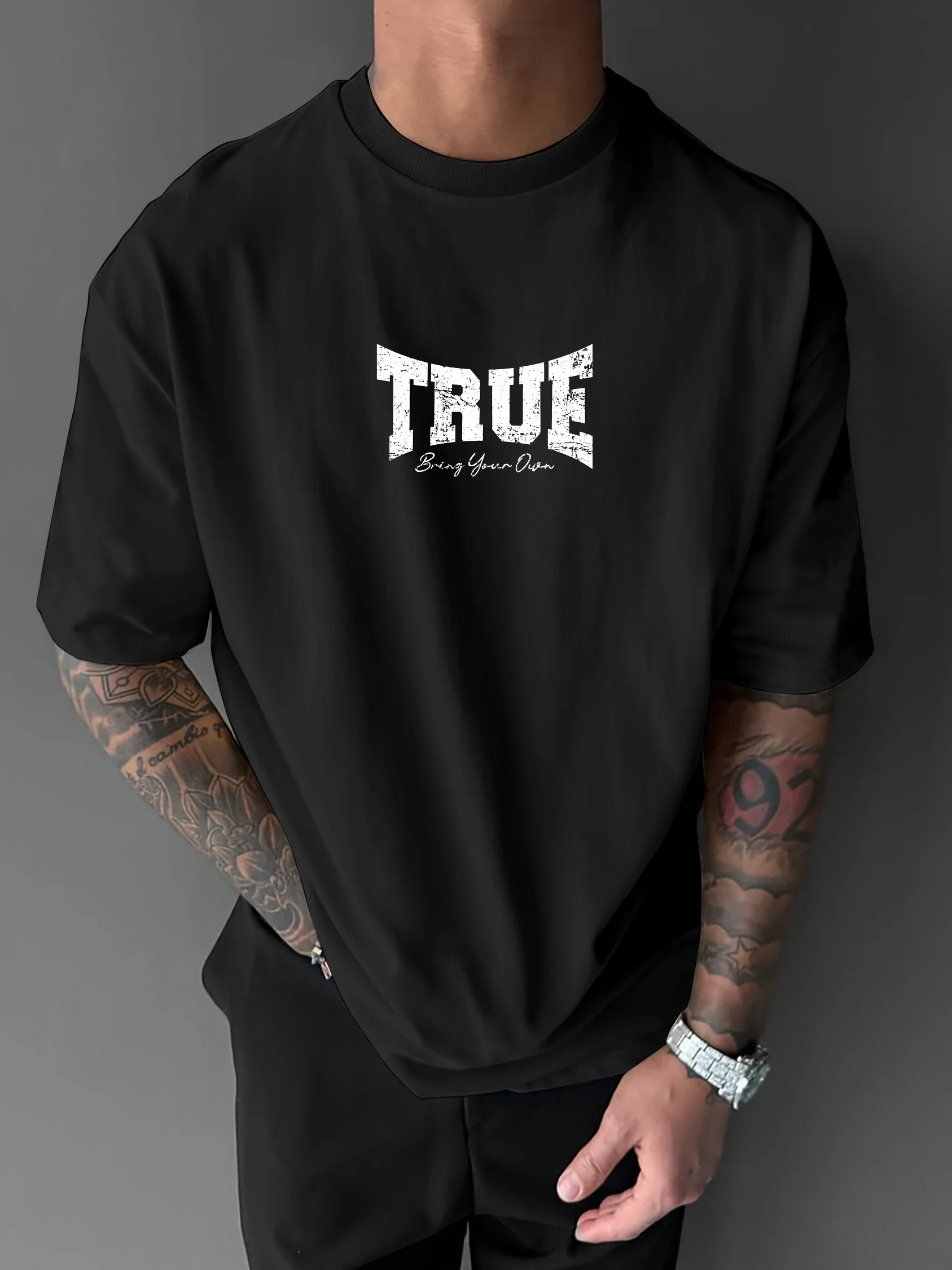 Ретро графический принт, лето, осень и зима, роскошная брендовая мужская и женская футболка из чистого хлопка с коротким рукавом для спорта на открытом воздухе
Ретро графический принт, лето, осень и зима, роскошная брендовая мужская и женская футболка из чистого хлопка с коротким рукавом для спорта на открытом воздухе