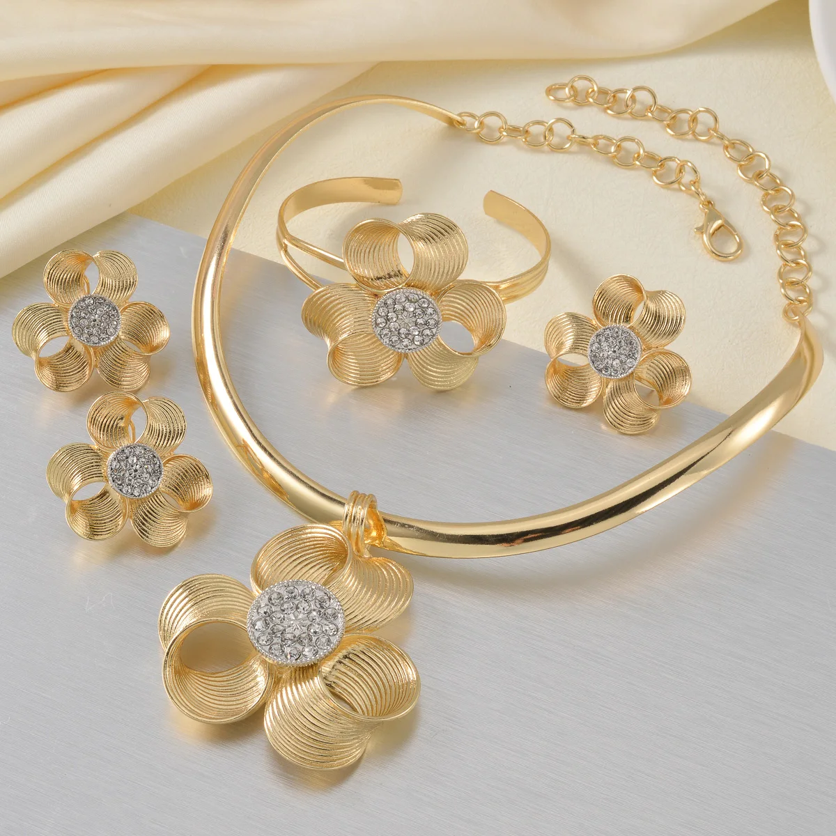 Hollow Flower Gold Plated 4Pcs Jewelry Set Open Cuff Bangle Stud Earring Dubai African Bridal Women Formal Dress Accessory Gift
Hollow Flower Gold Plated 4Pcs Jewelry Set Open Cuff Bangle Stud Earring Dubai African Bridal Women Formal Dress Accessory Gift