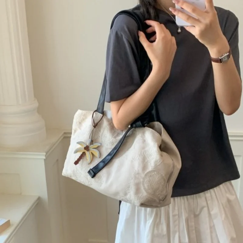 New Chinese Style Embossed Jacquard Shoulder Bag, Minimalist Niche Underarm Bag for Office Ladies Daily Commute
New Chinese Style Embossed Jacquard Shoulder Bag, Minimalist Niche Underarm Bag for Office Ladies Daily Commute