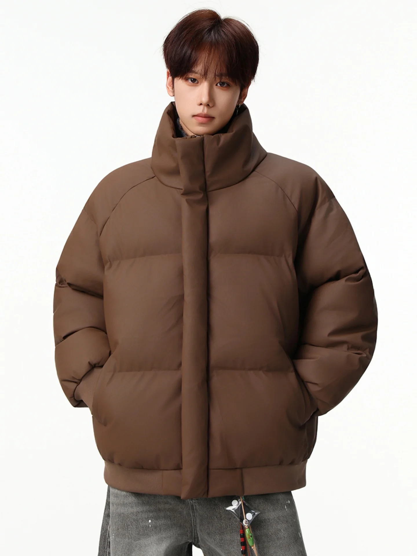 Мужская зимняя утепленная куртка из хлопка с воротником-стойкой в американском стиле, свободного кроя, теплая, модная, для уличной моды
Мужская зимняя утепленная куртка из хлопка с воротником-стойкой в американском стиле, свободного кроя, теплая, модная, для уличной моды