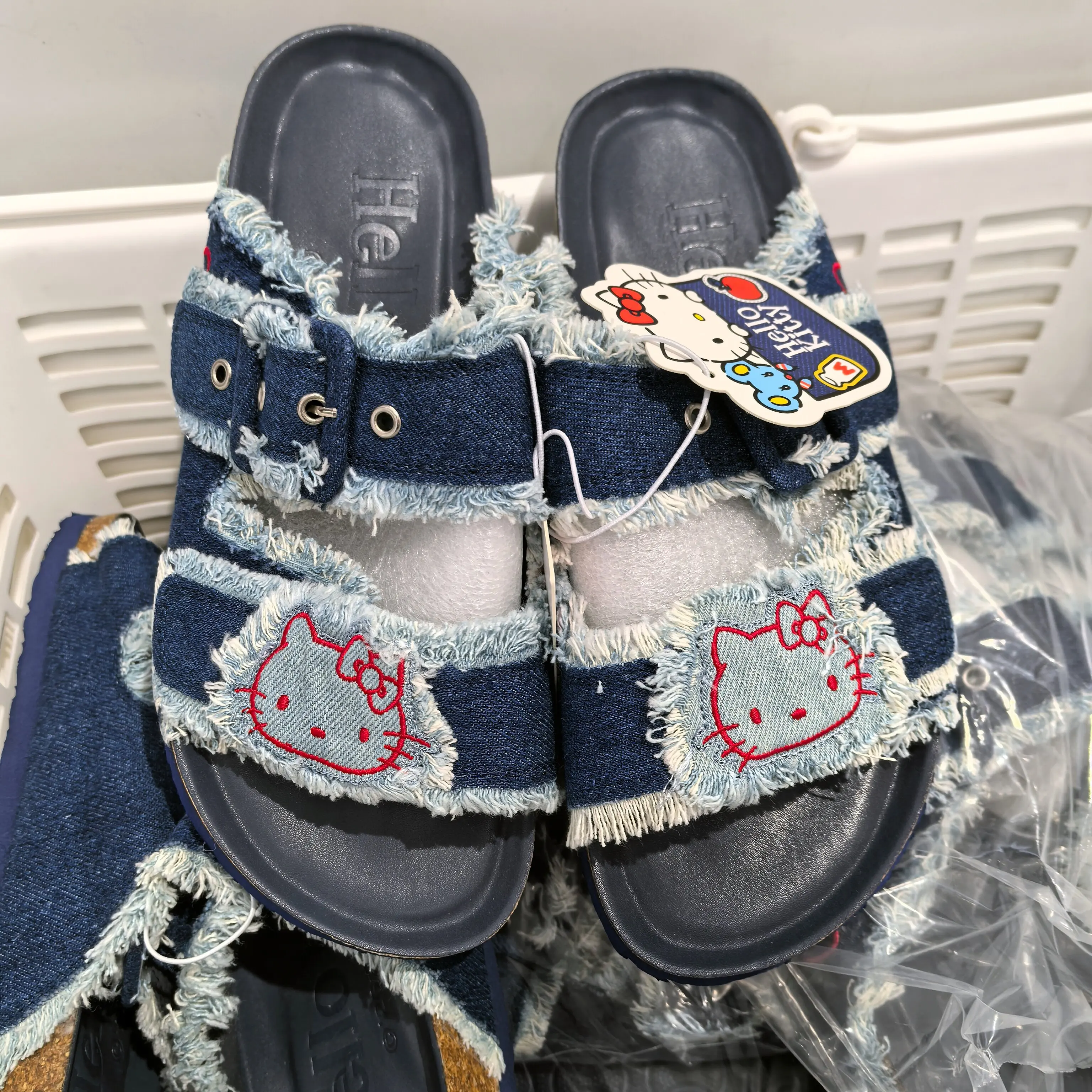 Sanrio Hello Kitty Classic Denim Series Outdoor Slides Cute Cartoon Summer Beach Slippers Lightweight Casual Pool Sandals Gift
Sanrio Hello Kitty Classic Denim Series Outdoor Slides Cute Cartoon Summer Beach Slippers Lightweight Casual Pool Sandals Gift