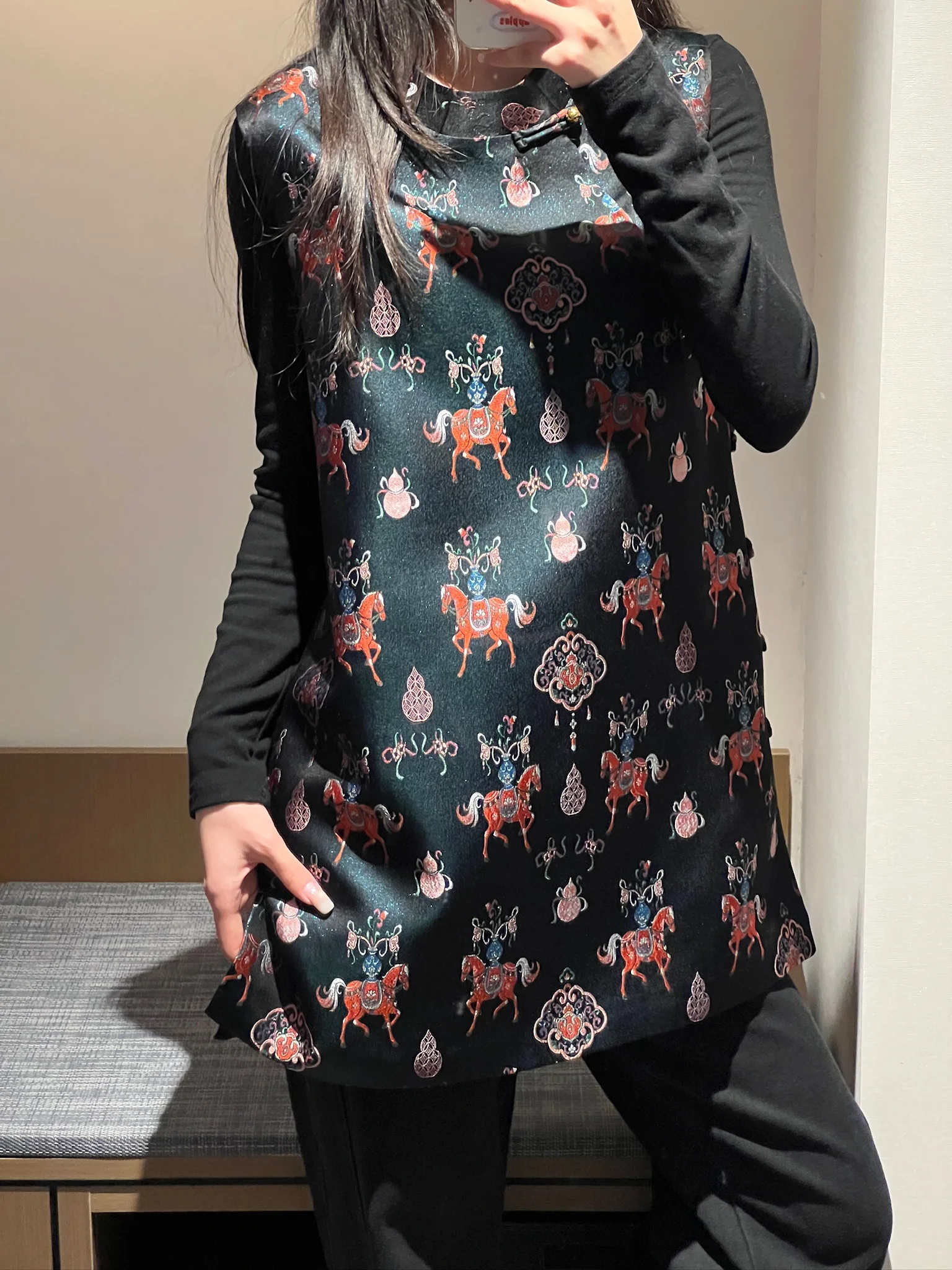 Elegant Chinese Style Women's Vest Skirt Flowing Silk New Retro Design Versatile round Neck Top Plant Floral Single Button
Elegant Chinese Style Women's Vest Skirt Flowing Silk New Retro Design Versatile round Neck Top Plant Floral Single Button
