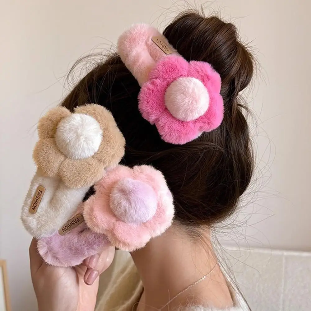 Милая заколка для волос в Корейском стиле из искусственного кроличьего меха с цветком, осень-зима, большая пушистая плюшевая заколка, милые заколки для волос, аксессуар для волос
Милая заколка для волос в Корейском стиле из искусственного кроличьего меха с цветком, осень-зима, большая пушистая плюшевая заколка, милые заколки для волос, аксессуар для волос