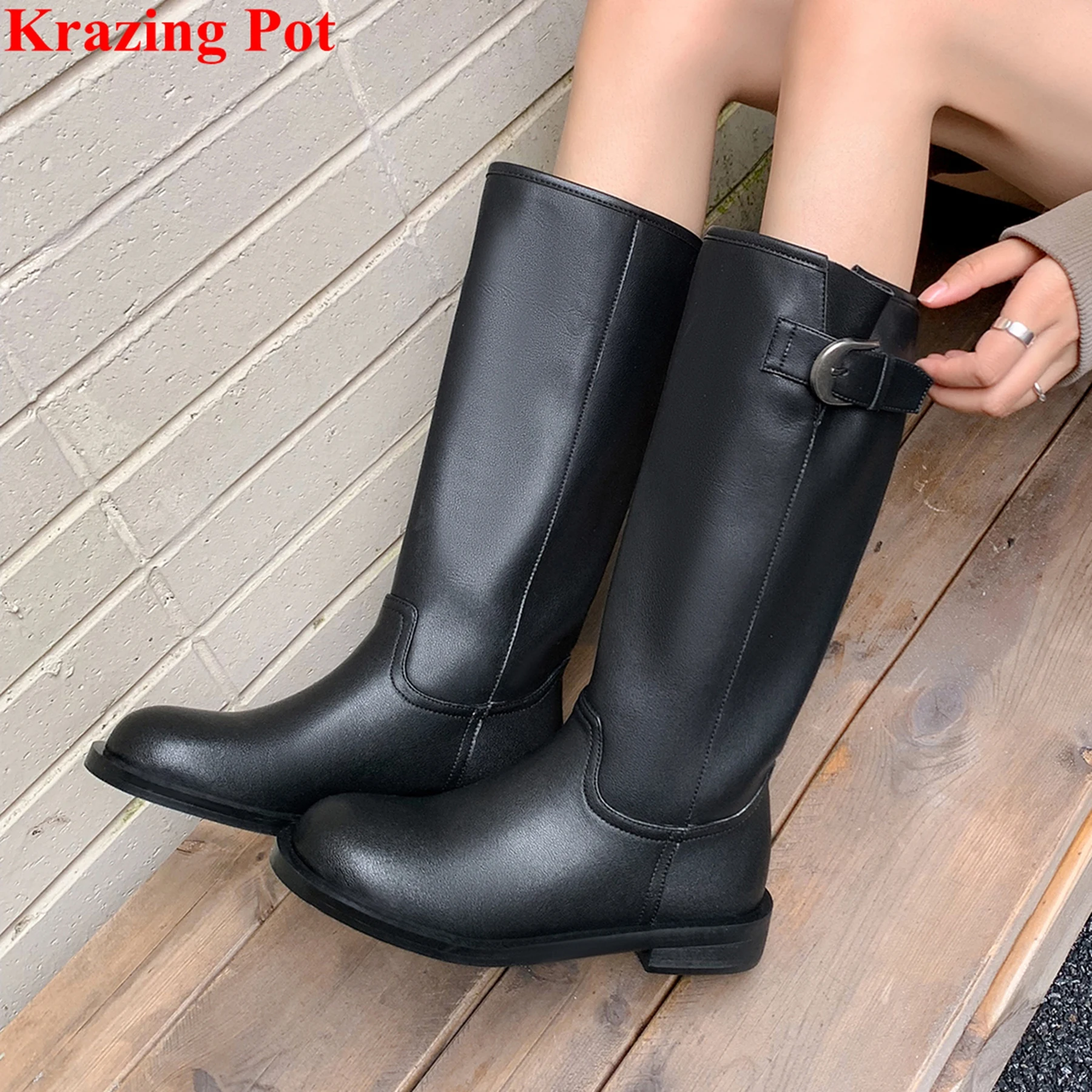 2026 Cow Split Skin Causal Pleated Motorcycle Boots Winter Shoes Belt Buckle Superstar Brand Dating Concise Ins Thigh High Boots
2026 Cow Split Skin Causal Pleated Motorcycle Boots Winter Shoes Belt Buckle Superstar Brand Dating Concise Ins Thigh High Boots