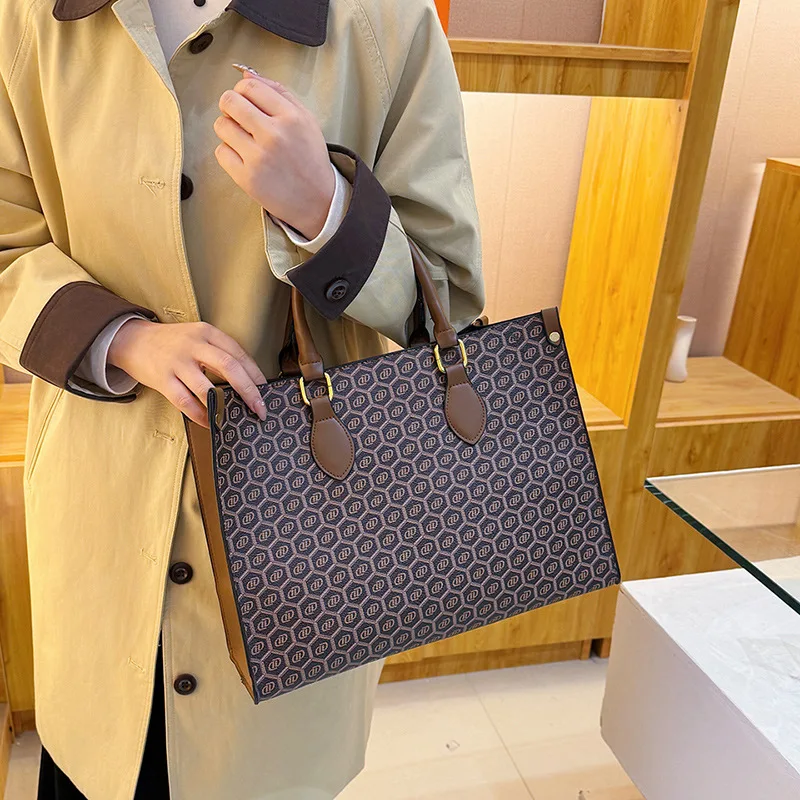 2025 Fashion Tote Bag Women's,Large Capacity Shoulder Bag,Retro Print Work Purse,Stylish Commuter Handbag,Trendy Canvas Shopper
2025 Fashion Tote Bag Women's,Large Capacity Shoulder Bag,Retro Print Work Purse,Stylish Commuter Handbag,Trendy Canvas Shopper
