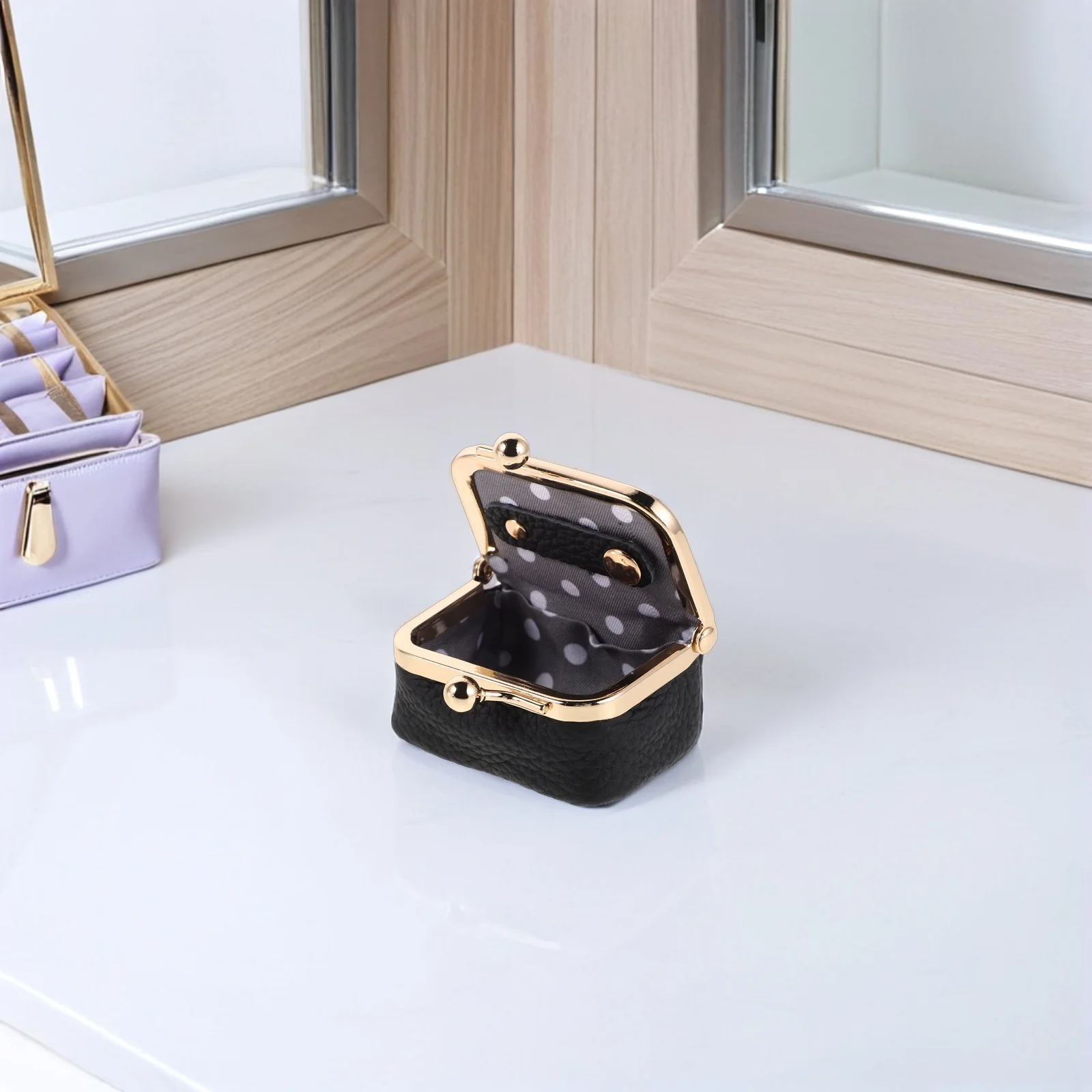 Чехол для хранения колец, ювелирные изделия, винтажный мини-органайзер для путешествий, держатель для коробок, винтажные маленькие коробки-кошельки для женщин с держателем замка для поцелуя
Чехол для хранения колец, ювелирные изделия, винтажный мини-органайзер для путешествий, держатель для коробок, винтажные маленькие коробки-кошельки для женщин с держателем замка для поцелуя