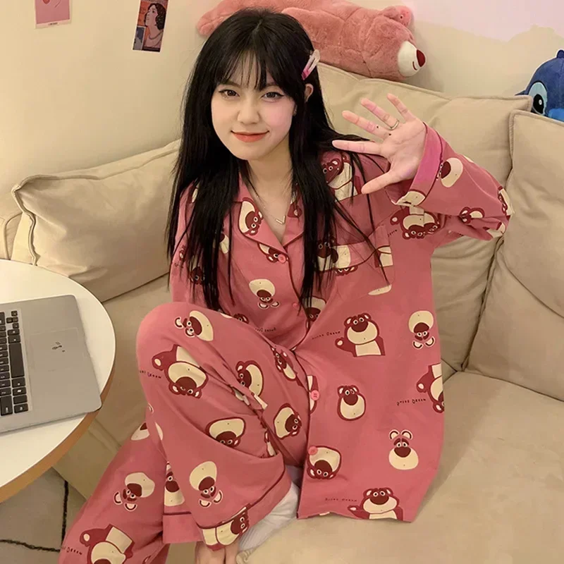 Новый Дисней Straberry Bear, осенний хлопковый картонный повседневный комплект из двух предметов, женские пижамы, шелковые пижамы, женские свободные пижамы, комплект брюк
Новый Дисней Straberry Bear, осенний хлопковый картонный повседневный комплект из двух предметов, женские пижамы, шелковые пижамы, женские свободные пижамы, комплект брюк