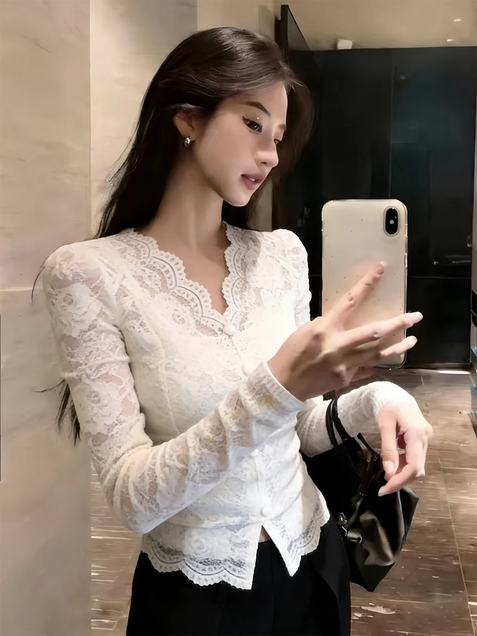 White Lace Shirt Women's Spring Inner Wear Base High Fashion Elegant Court Style V-neck Base Top French Style Slim Fit Long S...
White Lace Shirt Women's Spring Inner Wear Base High Fashion Elegant Court Style V-neck Base Top French Style Slim Fit Long S...