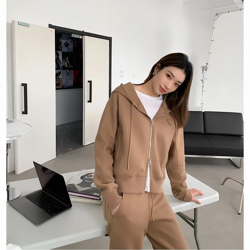 Комплект Prda: современный спортивный костюм (худи и брюки) из чистой шерсти, модный женский костюм, лето 2024
Комплект Prda: современный спортивный костюм (худи и брюки) из чистой шерсти, модный женский костюм, лето 2024