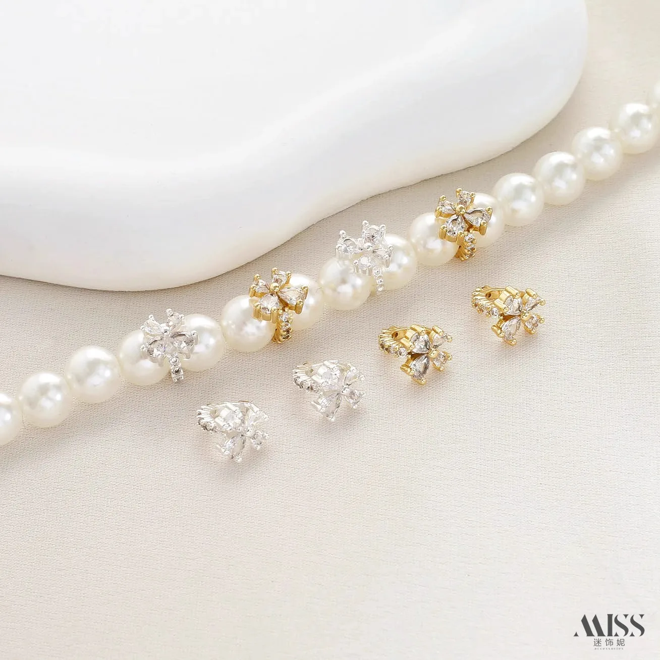 14K Gold Plated Zircon Inlaid Butterfly Spacer Rings, Runner Charms, DIY Bracelet Necklace Beading Jewelry Accessories
14K Gold Plated Zircon Inlaid Butterfly Spacer Rings, Runner Charms, DIY Bracelet Necklace Beading Jewelry Accessories