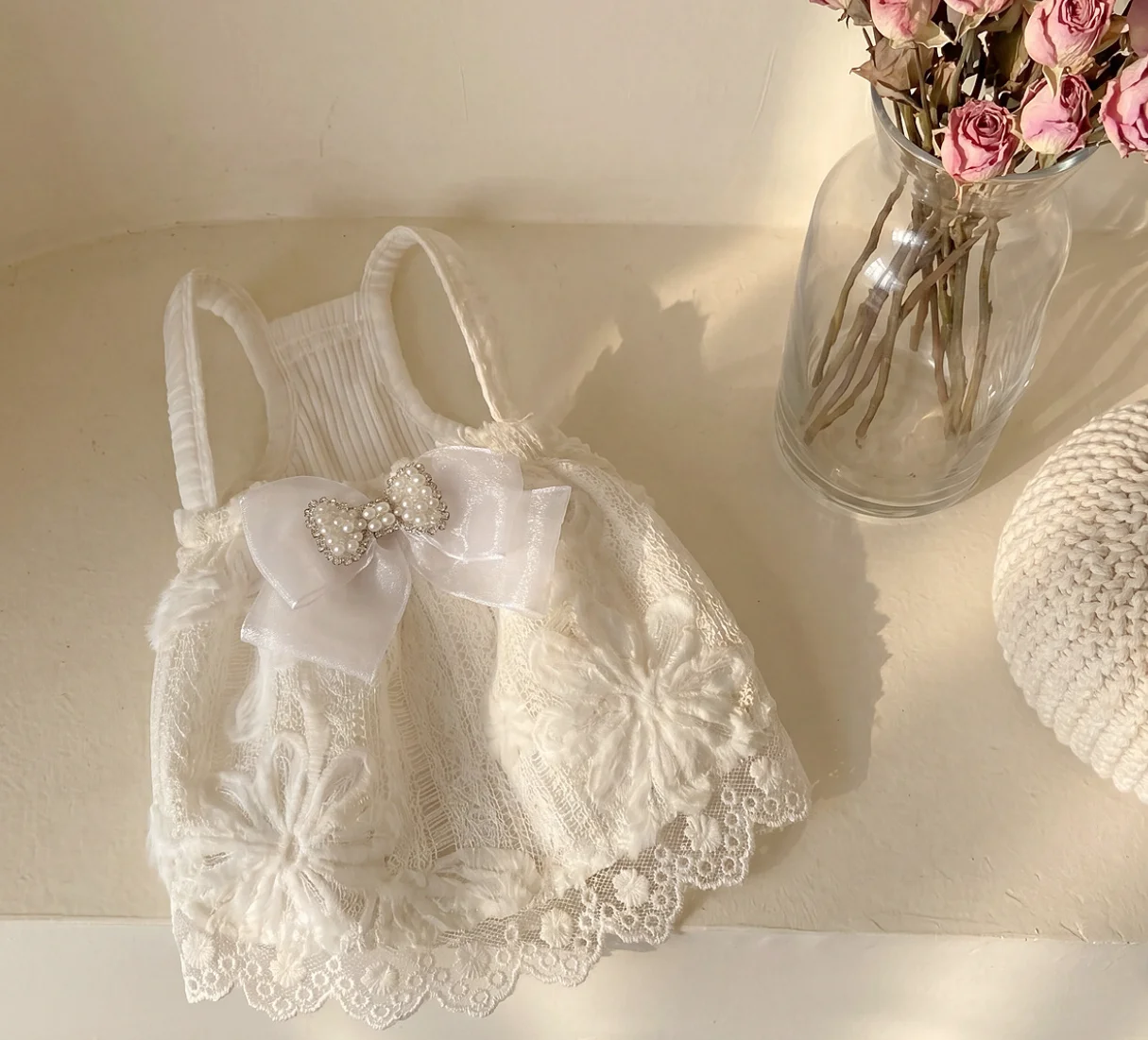 White Lace Pet Cami Dress Pearl Bow Rhinestone Decor Summer Sleeveless Skirt for Small Dogs Maltese Yorkshire
White Lace Pet Cami Dress Pearl Bow Rhinestone Decor Summer Sleeveless Skirt for Small Dogs Maltese Yorkshire