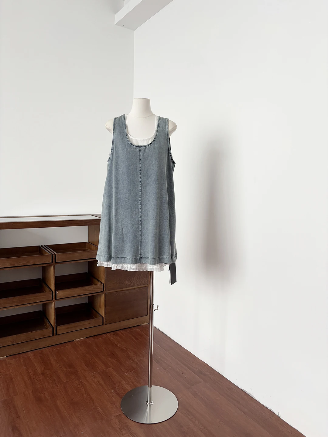 Summer 2026 Women's Casual Denim Vest Dress Tulle Skirt Two-Piece Set Fashionable Layering Korean Style Polyester Fiber
Summer 2026 Women's Casual Denim Vest Dress Tulle Skirt Two-Piece Set Fashionable Layering Korean Style Polyester Fiber