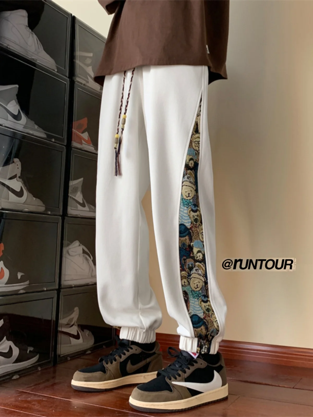 Pine Pattern Heavyweight Sweatpants for Men Autumn Season Bear Embroidery Patchwork Sports Pants Trendy High Street Yout...
Pine Pattern Heavyweight Sweatpants for Men Autumn Season Bear Embroidery Patchwork Sports Pants Trendy High Street Yout...