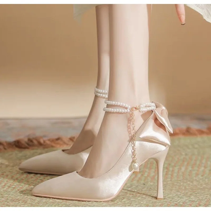 Size 35-40 Stiletto Heel Point Toe Pearls Buckle Belt 9cm High Heel Ladies Bow Satin Fabric White Wedding Shoes Women Pumps
Size 35-40 Stiletto Heel Point Toe Pearls Buckle Belt 9cm High Heel Ladies Bow Satin Fabric White Wedding Shoes Women Pumps