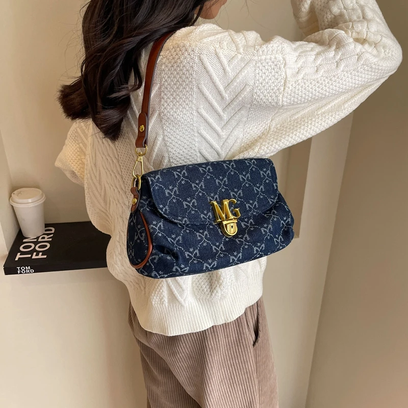 Trendy Solid Color Mini Bag with Letter Logo - Casual Crossbody Handbag for Women Luxury Vintage Design
Trendy Solid Color Mini Bag with Letter Logo - Casual Crossbody Handbag for Women Luxury Vintage Design