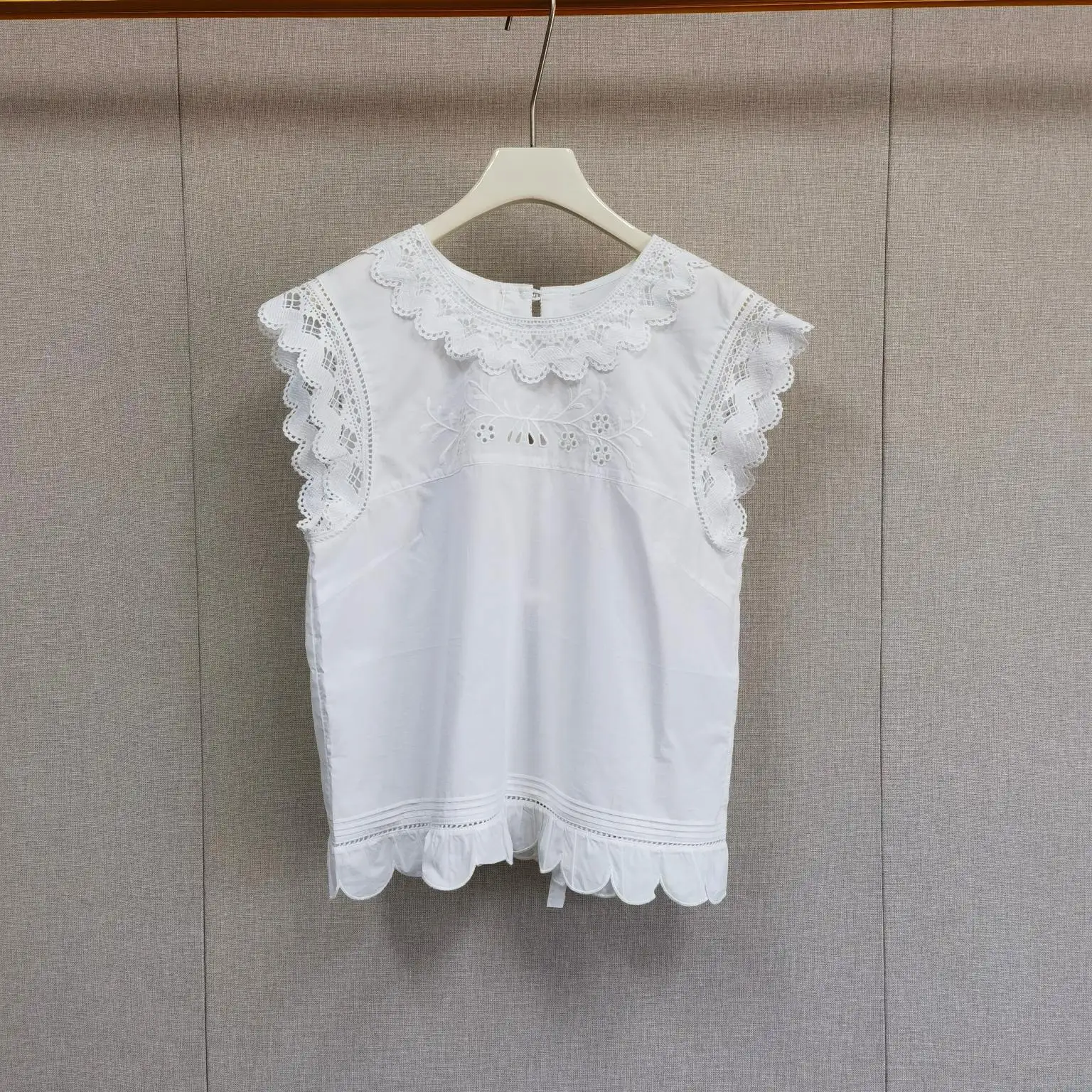 French Style Lace Embroidery Ruffle Collar Knot Top Women's Summer Shirt Back Strap Versatile Cotton Loose Fit Shirt
French Style Lace Embroidery Ruffle Collar Knot Top Women's Summer Shirt Back Strap Versatile Cotton Loose Fit Shirt
